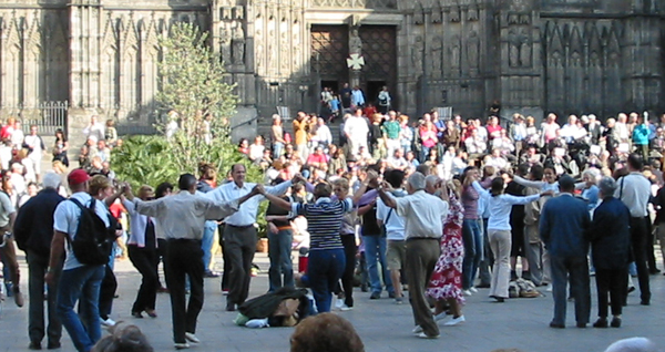 people dancing sardanes in plaça de seu_edited